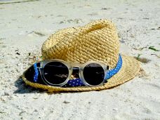Sonnenhut mit Sonnenbrille Sonnenhut mit Sonnenbrille