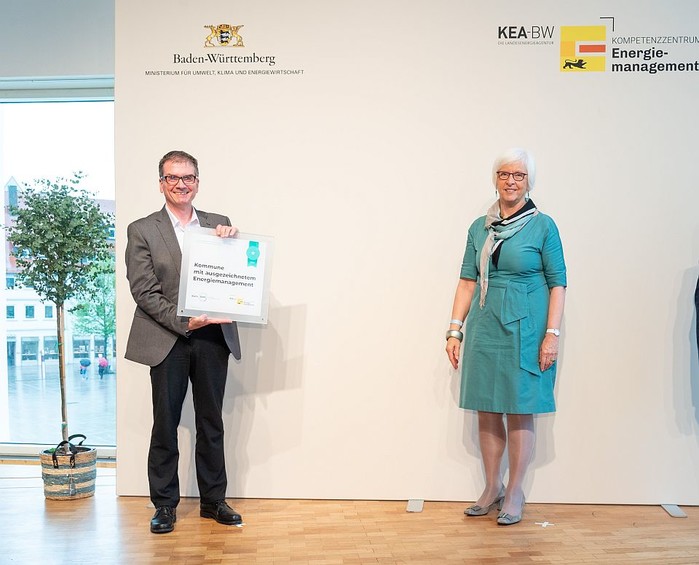Bürgermeister Dominic Butz nahm die Auszeichnung von Gudrun Heute-Bluhm entgegen. (Foto: MARTIN STOLLBERG)