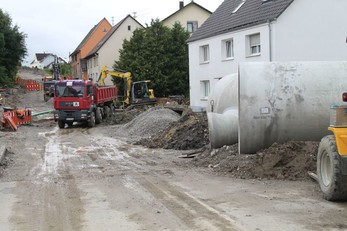Bild 1 Rohre und Baustellenfahrzeuge bei der Aufweitung Sulztalbach-Verdolung im Einmündungsbereich Hauptstraße/ Bahnhofstraße
